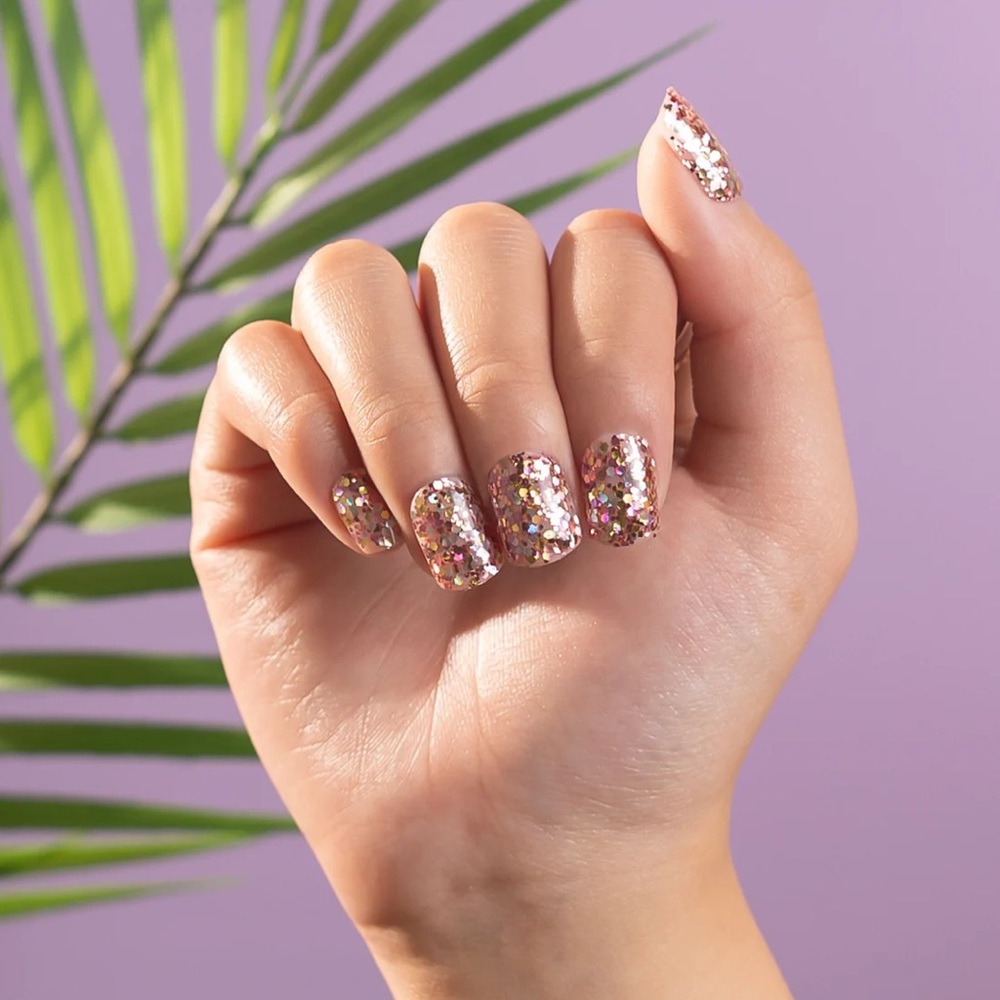 Red Aspen Nail Dash: Nella’s Nightclub Sequins Press-on Manicure 💅